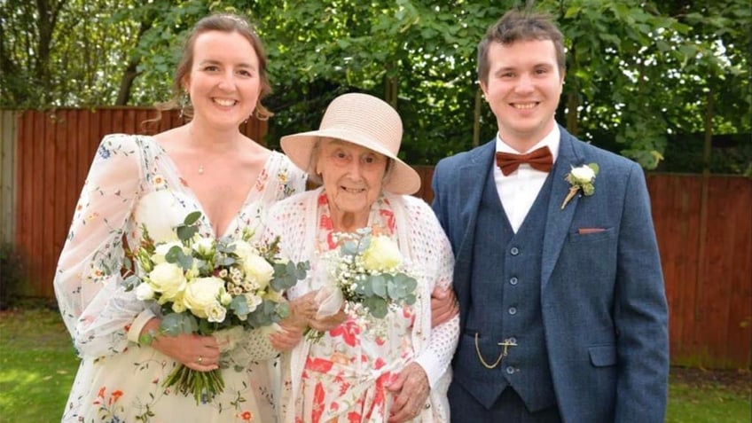 wedding repeat couple says i do again for benefit of grandmother with alzheimers at senior care home