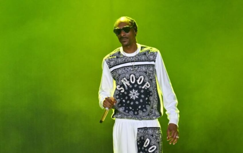 weed enthusiast snoop dogg is giving up smoke