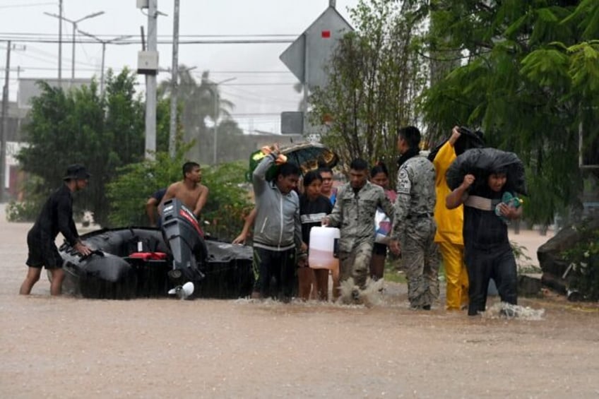 Mexican police and members of the National Guard help residents of Acapulco after Hurrican