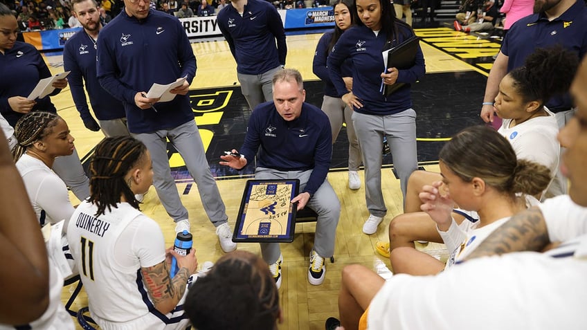 Mark Kellogg coaches his team