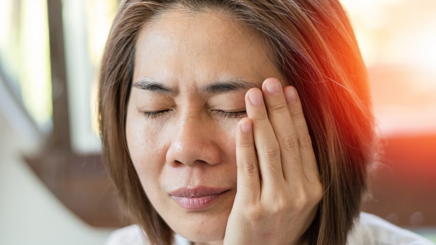 Woman painful jaw