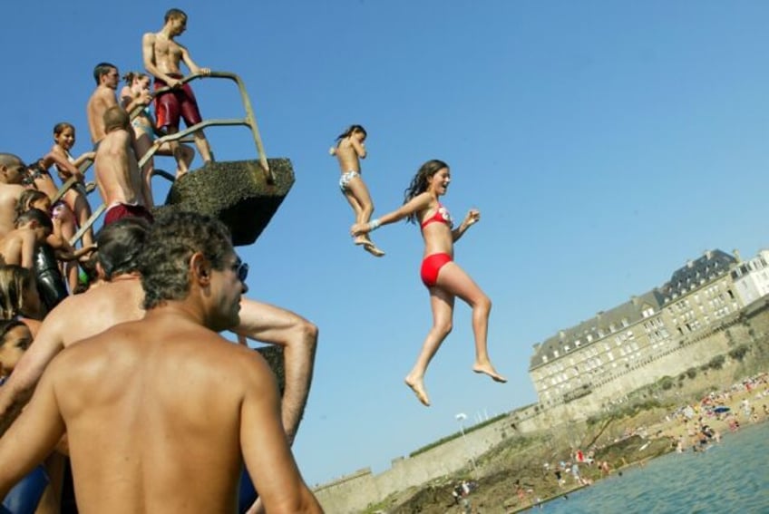 People jump into the sea to cool down in the French town of Saint-Malo on 05 September 20