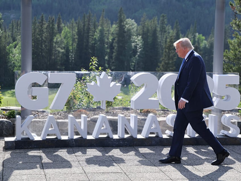 (L-R) US President Donald Trump and British Prime Minister Keir Starmer arrive for a famil