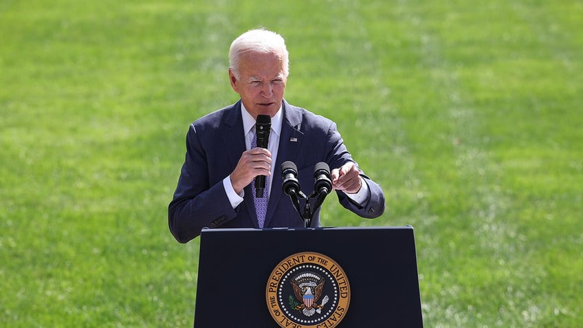 white house ignores reporter pointing out there is no seat for a disabled journalist as biden celebrates ada