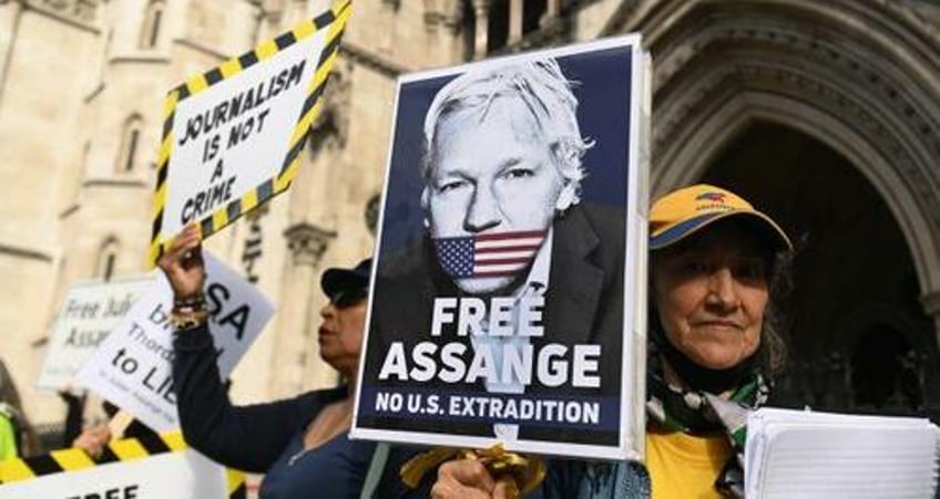 white house rejects australias call to drop assange charges