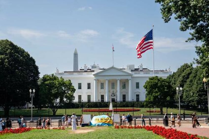 white house report reveals top earners staffers working for no salary