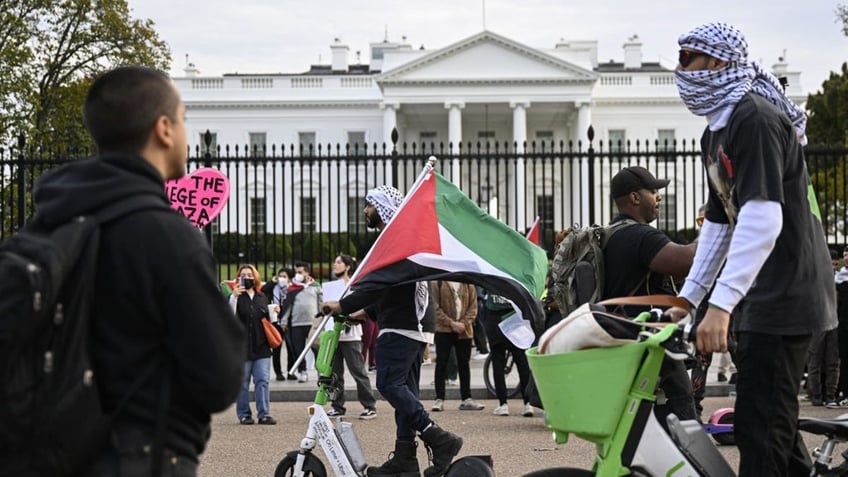 white house silent secret service makes no arrests after pro palestinian protesters vandalize gate