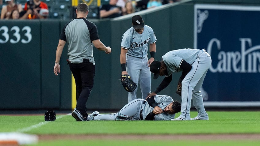 White Sox players collide