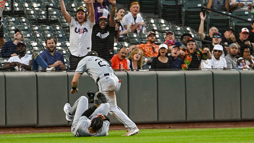 White Sox players can't get the ball