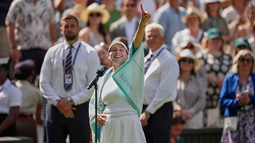Amanda Anisimova celebrates