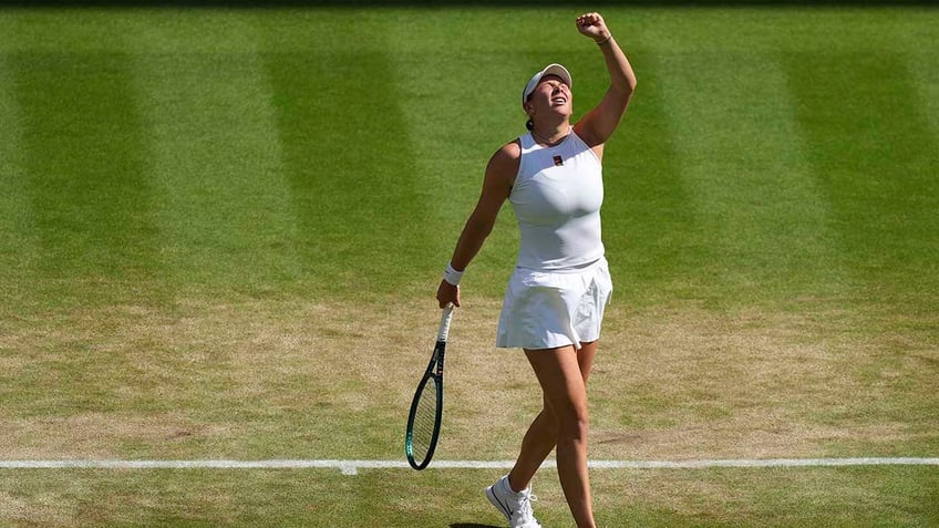 Amanda Anisimova wins a point