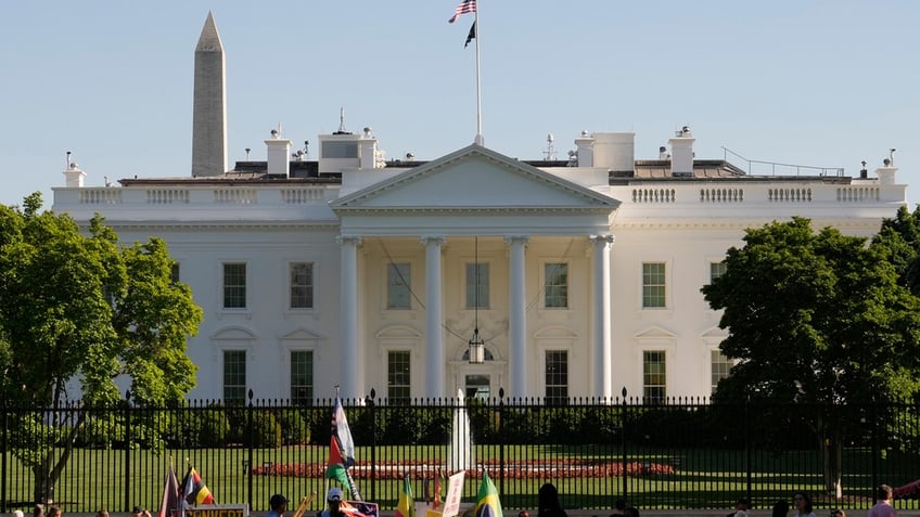 White House with Washington Monument behind it