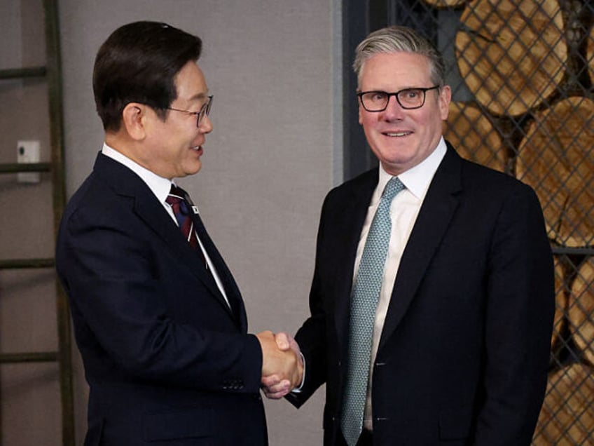 British Prime Minister Keir Starmer (R) and South Korean President Lee Jae-myung shake han
