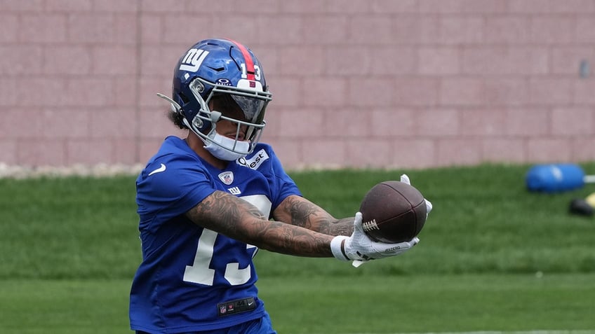 Jalin Hyatt catches pass at practice