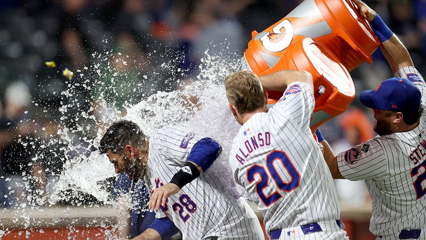 Mets celebrate walk-off