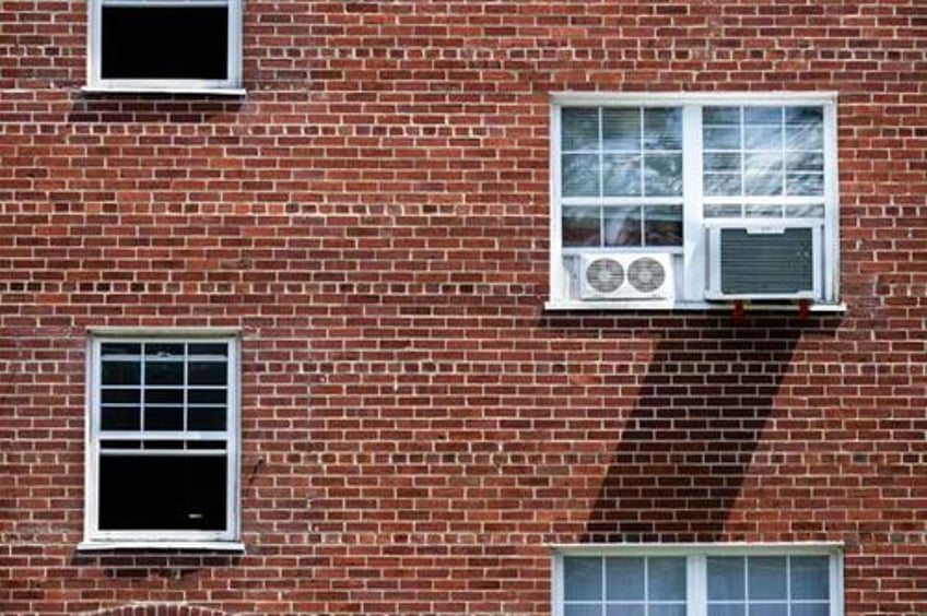 why more middle income americans are struggling to save money