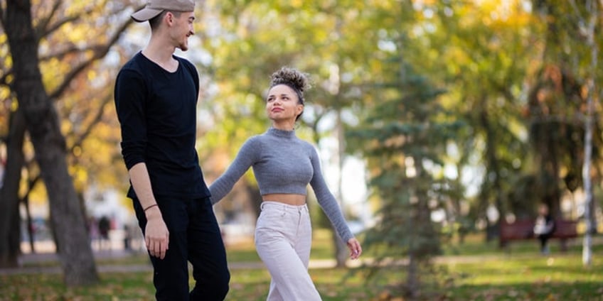 why short women like dating tall men and vice versa according to experts