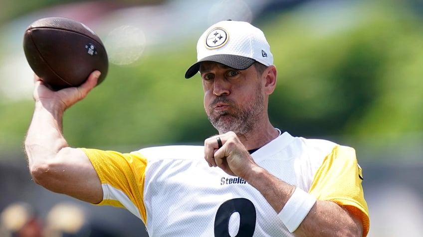 Aaron Rodgers throws