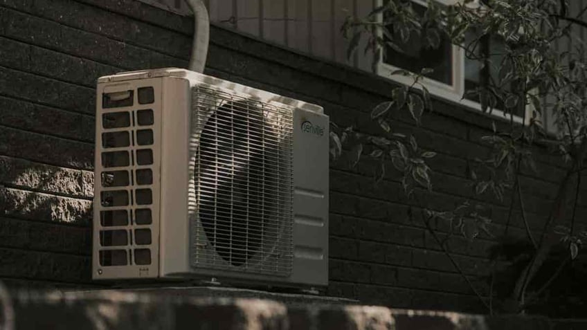 Air conditioner outdoor unit  (Kurt "CyberGuy" Knutsson) 