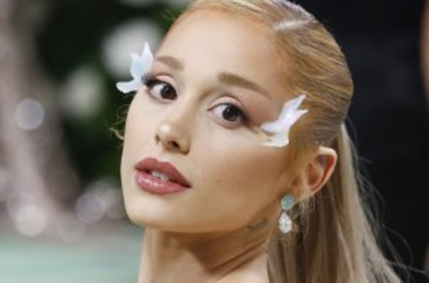 'Wicked': Ariana Grande's Glinda narrates new trailer