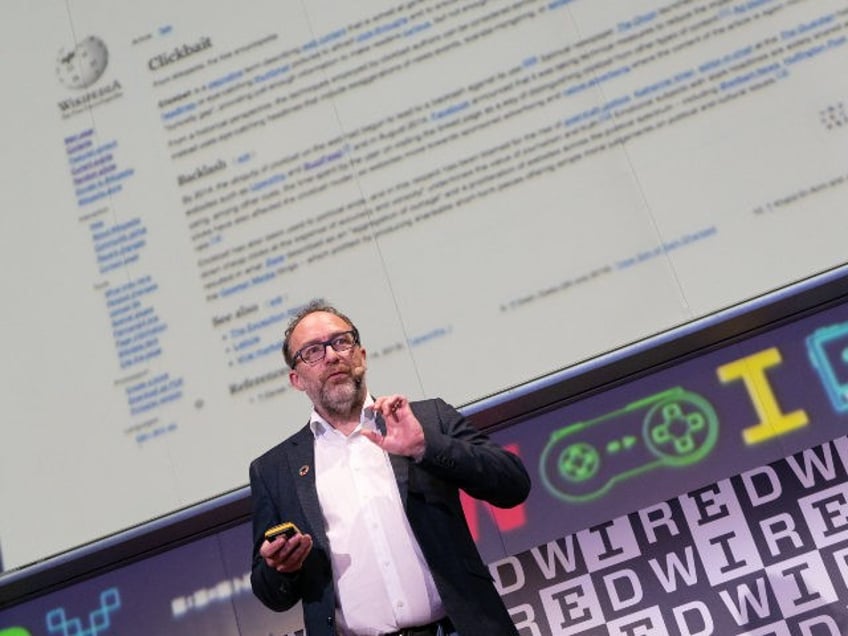 Jimmy Wales presents on WIkipedia