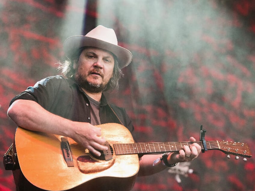 wilco rocker jeff tweedy trashes the star spangled banner admits anthem too hard for him