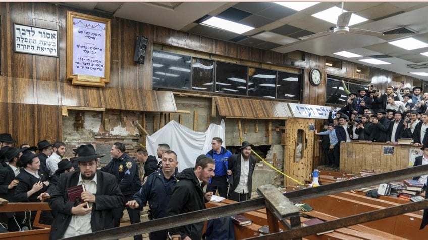 Jewish students riot against NYPD officers, who were called to inspect a secret tunnel dug under the synagogue by students in New York.