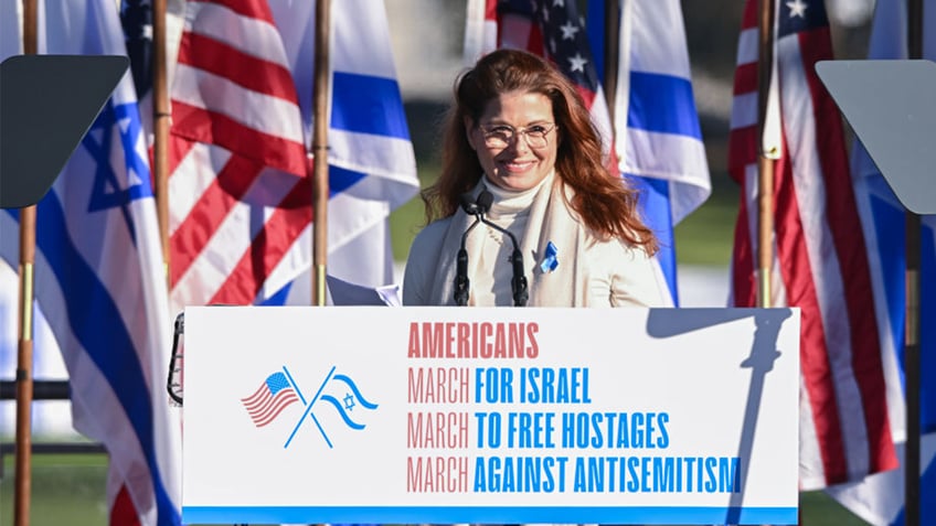 will grace star debra messing blasted for speech at pro israel rally in dc