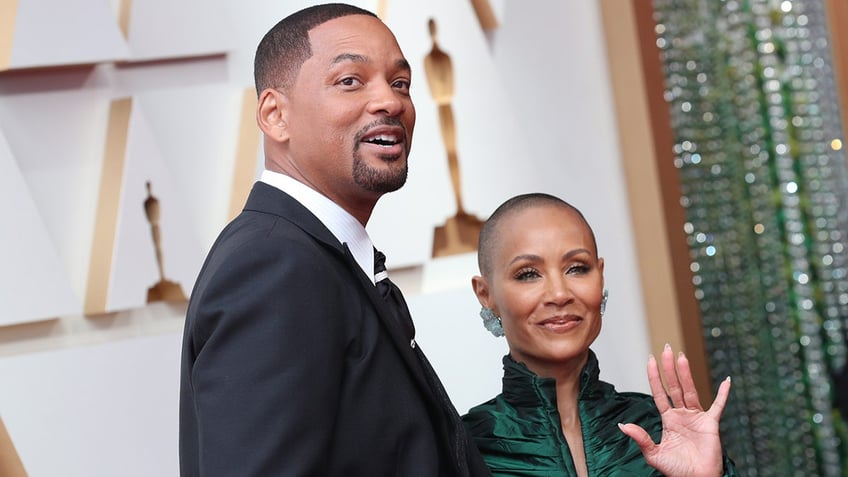 will smith kisses jada pinkett smiths forehead in cozy holiday snap best thanksgiving ever