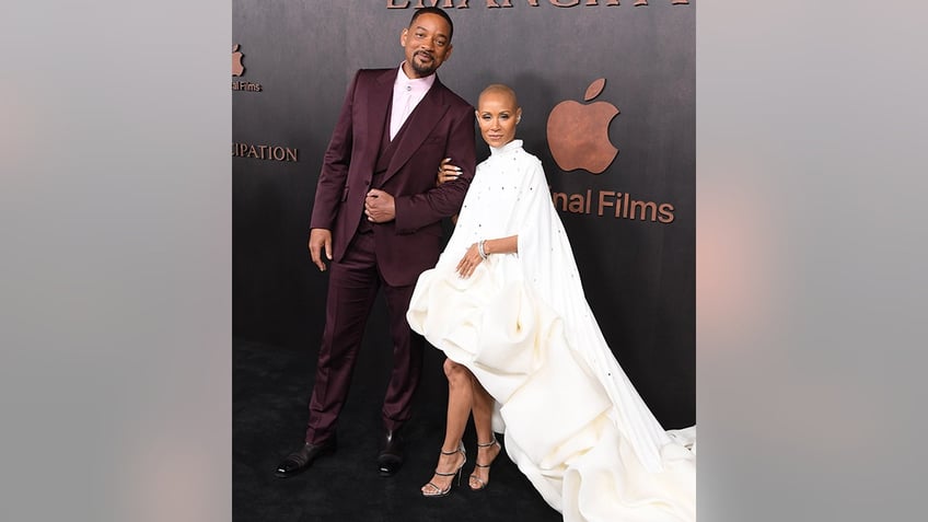 will smith kisses jada pinkett smiths forehead in cozy holiday snap best thanksgiving ever