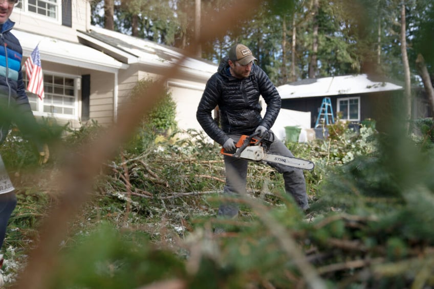 winter storms kill 8 force thousands into emergency shelters across pacific northwest