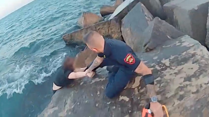 wisconsin police officers rescue young woman who screamed i wanna die in lake michigan