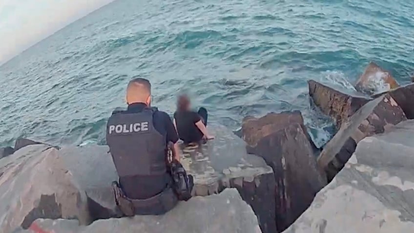 wisconsin police officers rescue young woman who screamed i wanna die in lake michigan