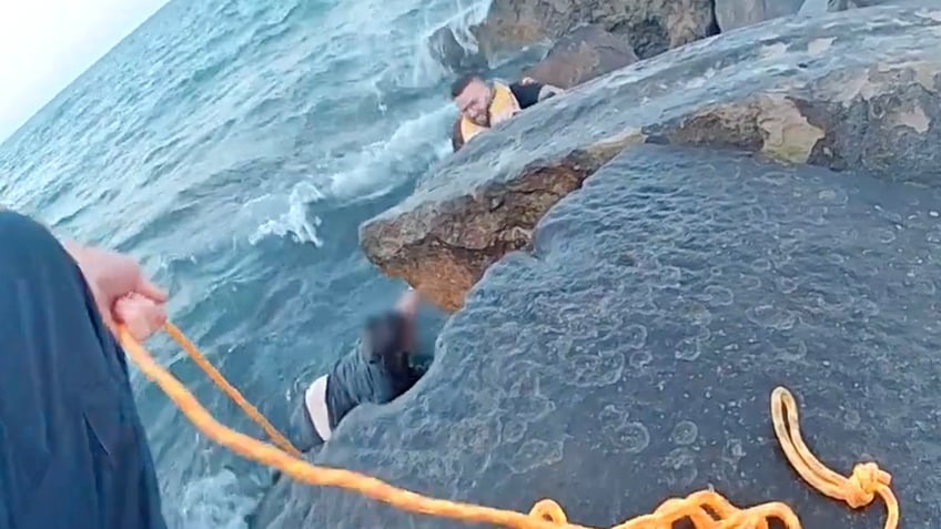 wisconsin police officers rescue young woman who screamed i wanna die in lake michigan