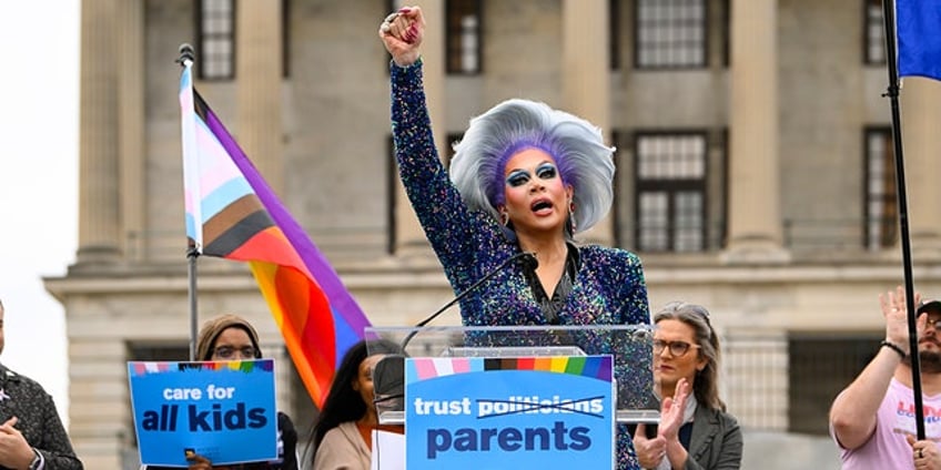 wisconsin street preacher arrested after protesting at drag event for families viral video shows