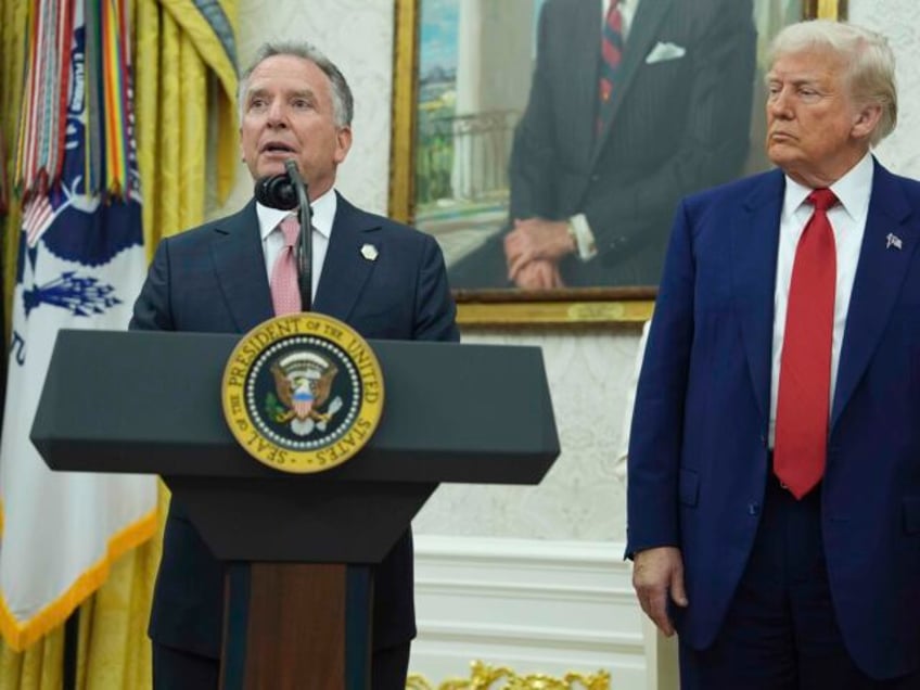 President Donald Trump, right, listens as White House special envoy Steve Witkoff, left, s