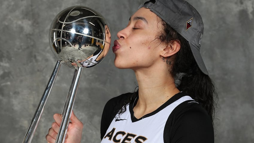 Dearica Hamby kisses the trophy