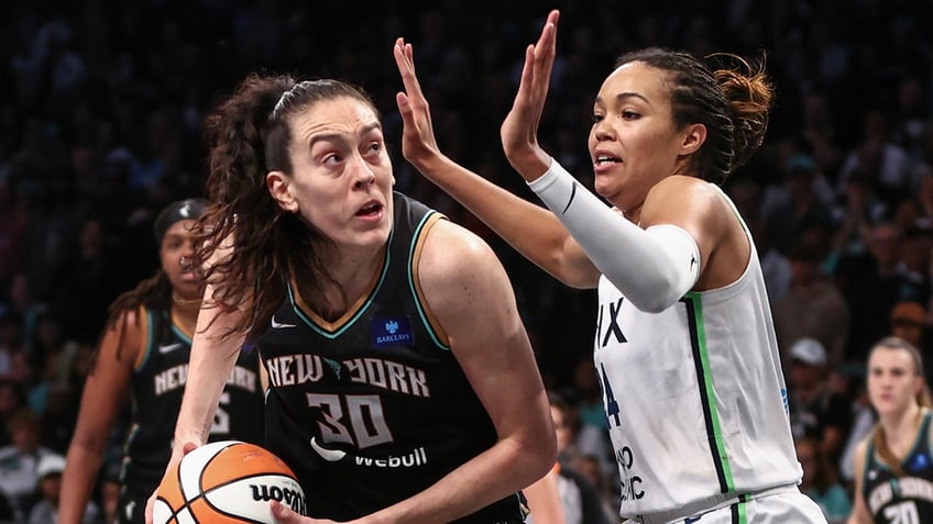 Breanna Stewart drives to hoop