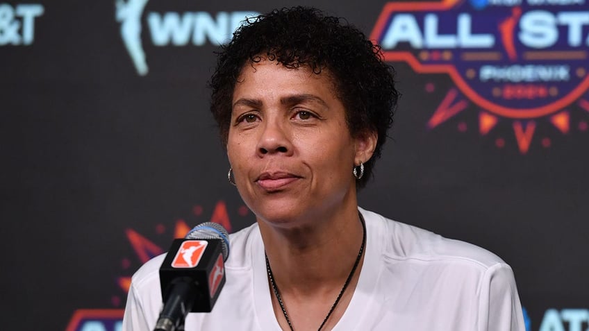 Cheryl Miller talks to the reporters