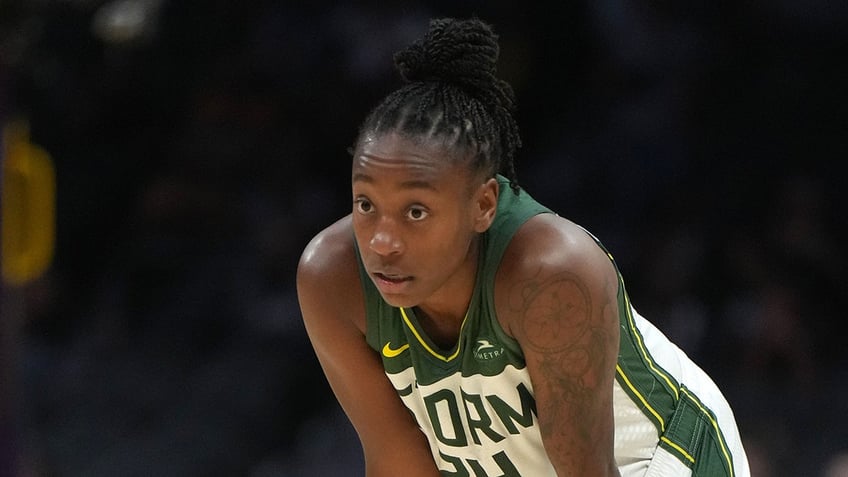 Jewell Loyd with her hands on her knees