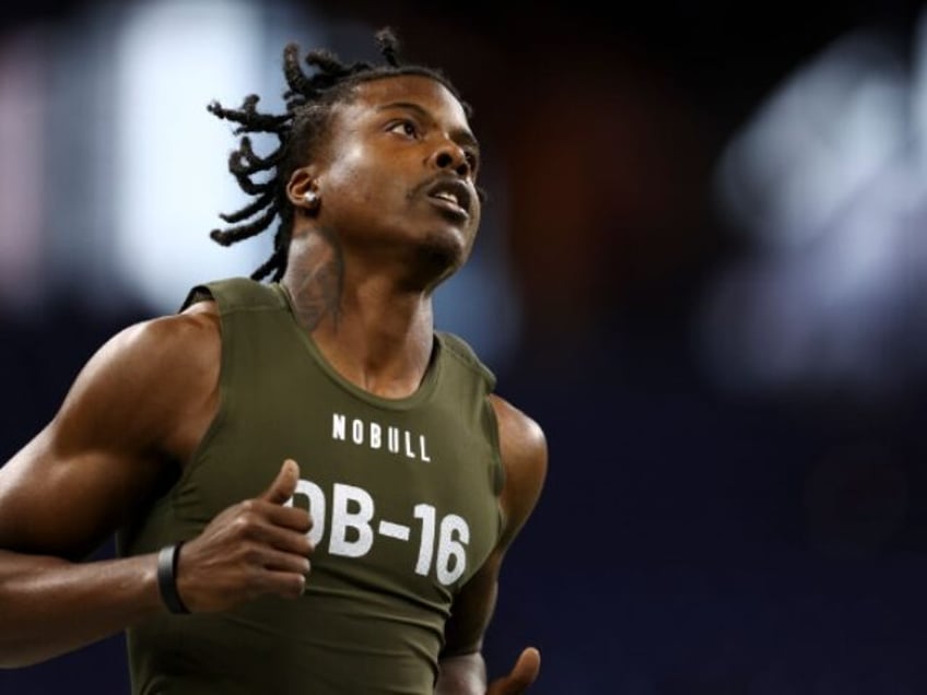 INDIANAPOLIS, INDIANA - MARCH 1: Khyree Jackson #DB16 of Oregon runs the 40-yard dash duri