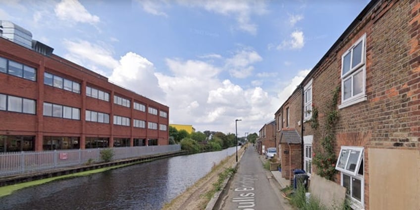 womans head found in london canal days after body parts discovered report