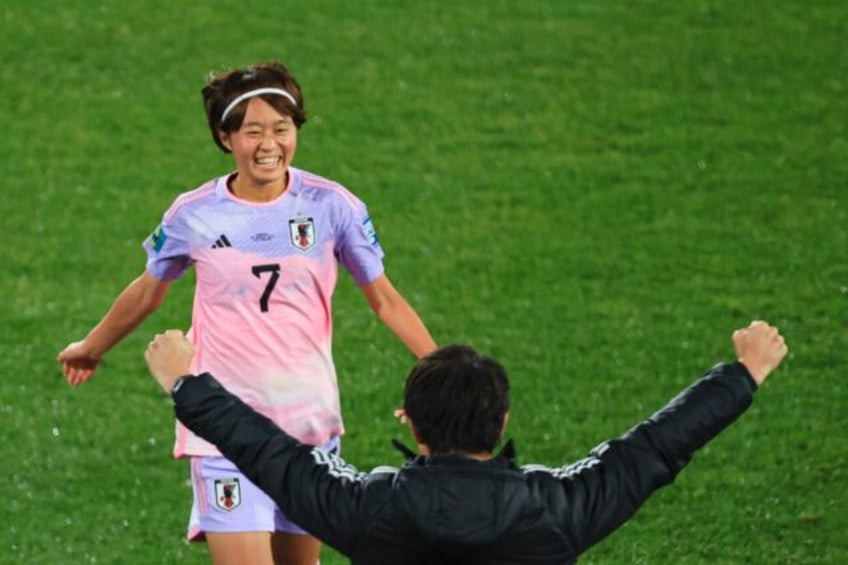 womens golden boot winner miyazawa joins manchester united