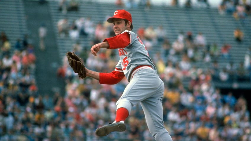 Don Gullet throws a pitch