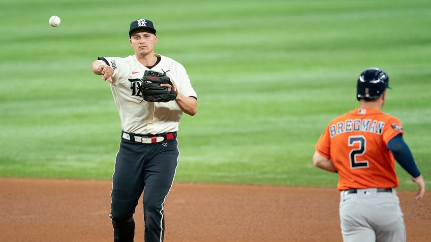 world series mvp corey seager throws shade at astros alex bregman during rangers parade