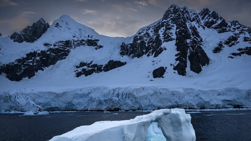 worlds biggest iceberg starts moving for first time in decades and it could cause some serious problems