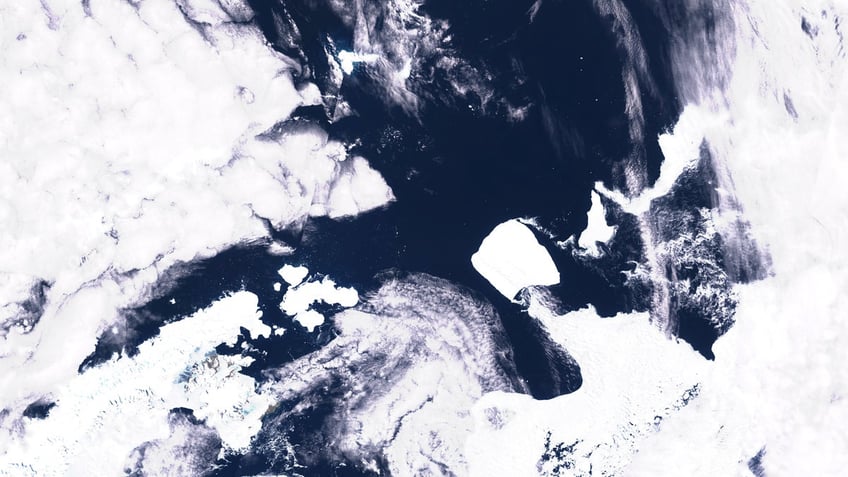 worlds biggest iceberg starts moving for first time in decades and it could cause some serious problems