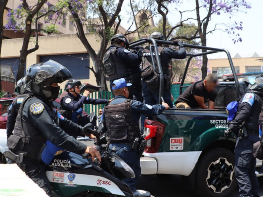 Local police officers from Alcaldia Cuauhtemoc carry out a raid. (Credit: Alcaldia Cuauhte