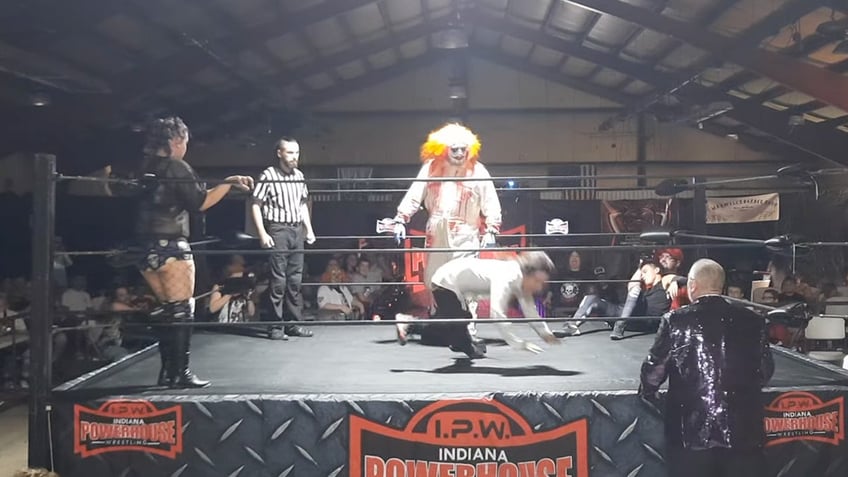 wrestler kreepy the clown arrested for parking lot beatdown of heckler