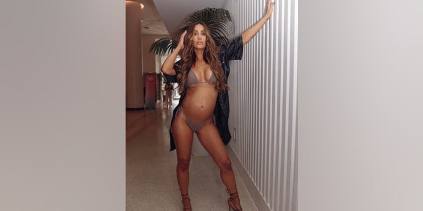 wwe star struts miami catwalk while pregnant theres no shame in it